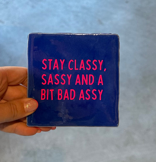 FÍ | Tegeltje (STAY CLASSY, SASSY AND A BIT BAD ASSY)