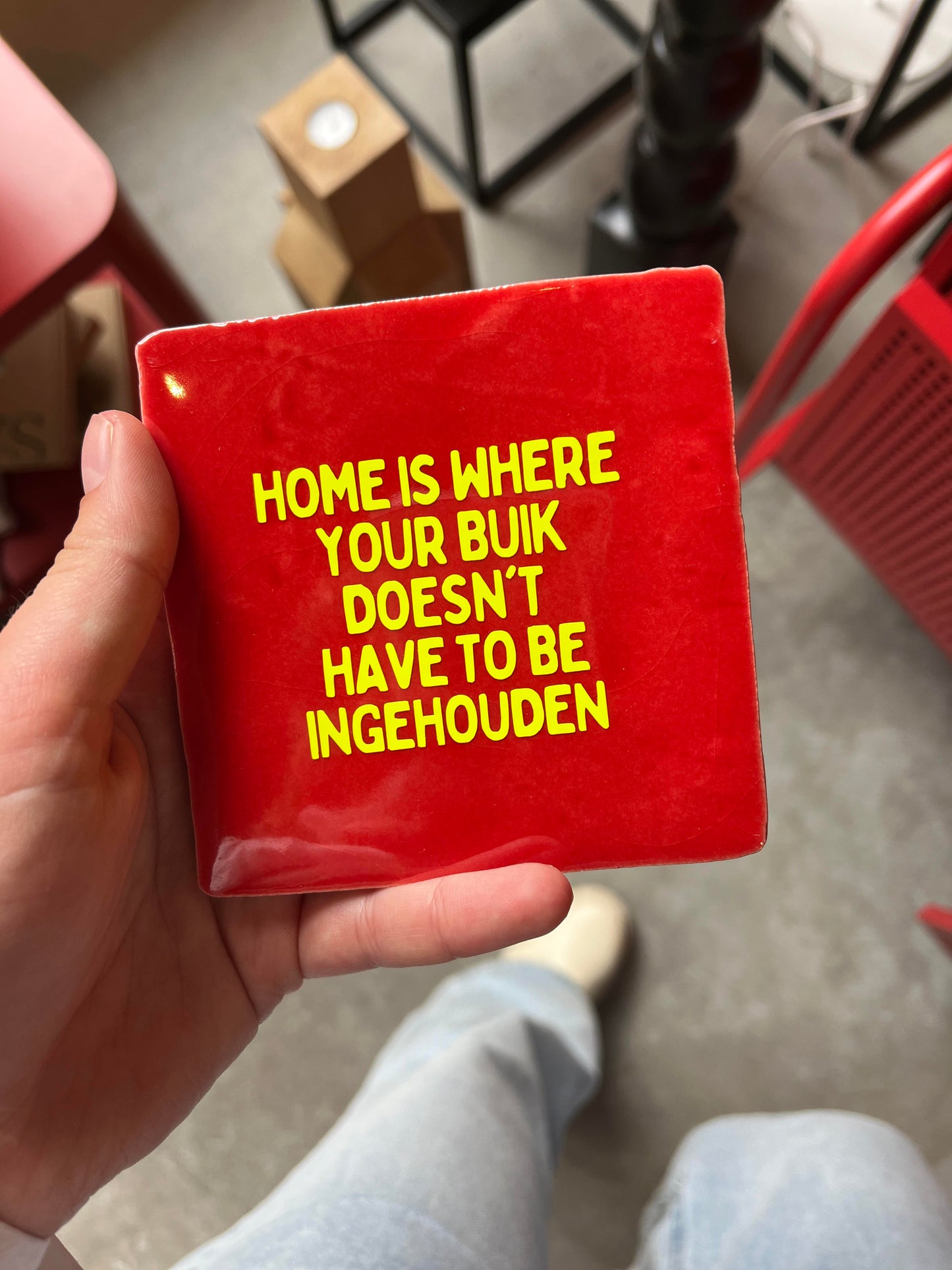 FÍ | Tegeltje (HOME IS WHERE YOUR BUIK DOESN'T HAVE TO BE INGEHOUDEN)