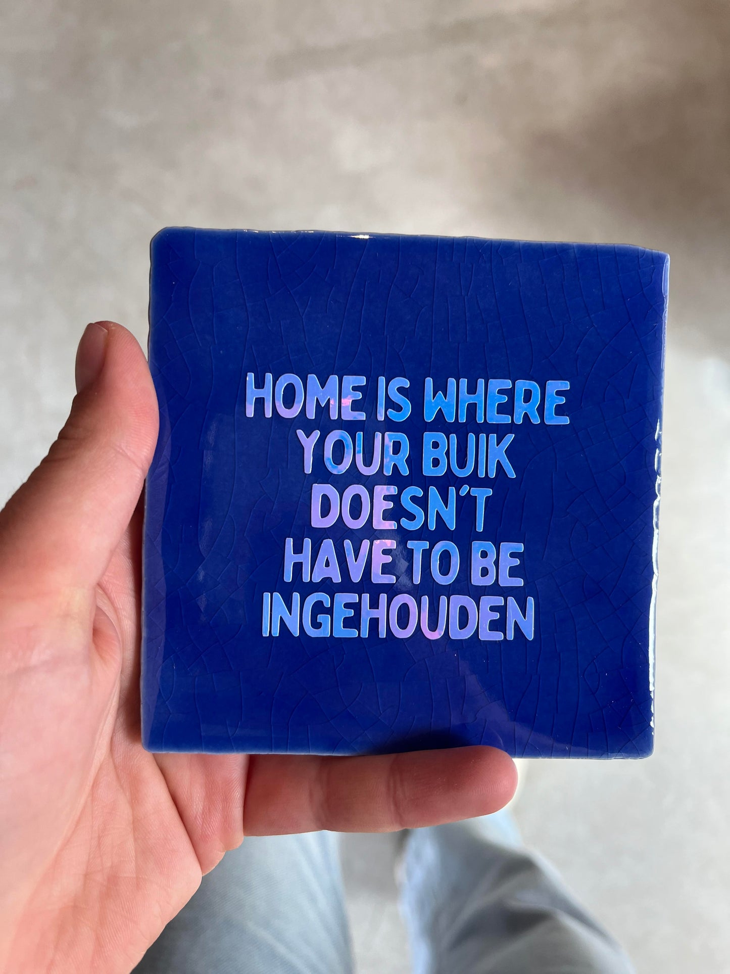 FÍ | Tegeltje (HOME IS WHERE YOUR BUIK DOESN'T HAVE TO BE INGEHOUDEN)