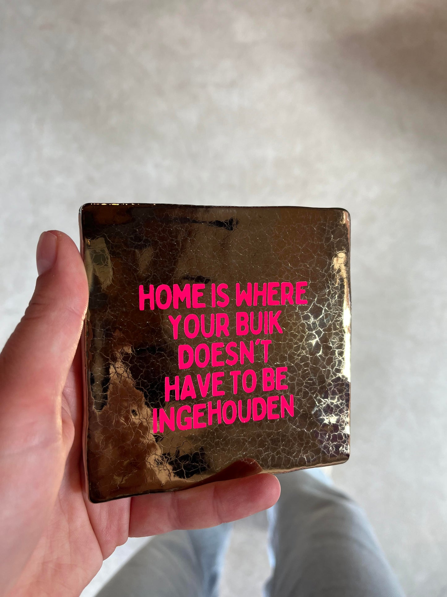 FÍ | Tegeltje (HOME IS WHERE YOUR BUIK DOESN'T HAVE TO BE INGEHOUDEN)