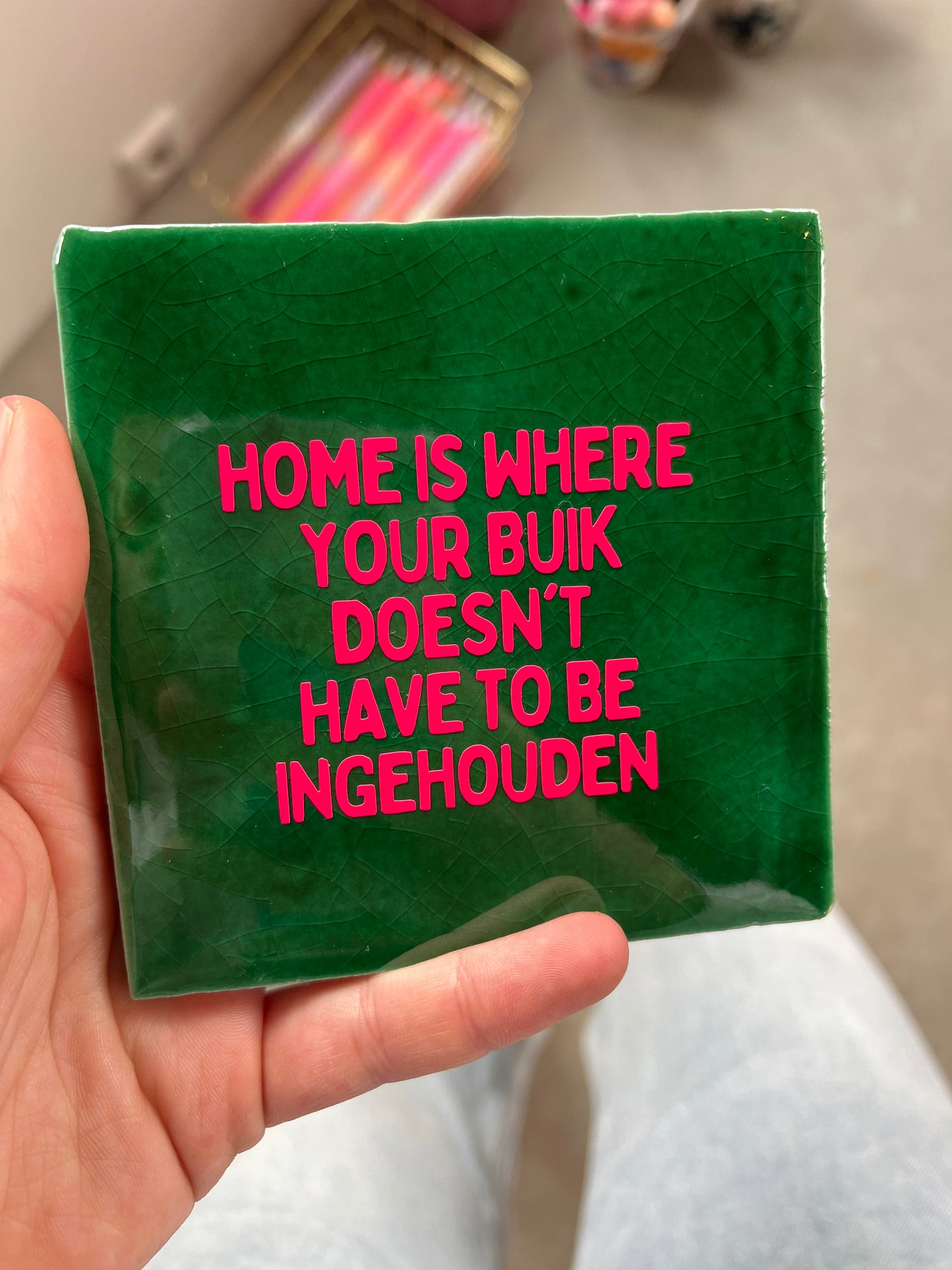 FÍ | Tegeltje (HOME IS WHERE YOUR BUIK DOESN'T HAVE TO BE INGEHOUDEN)