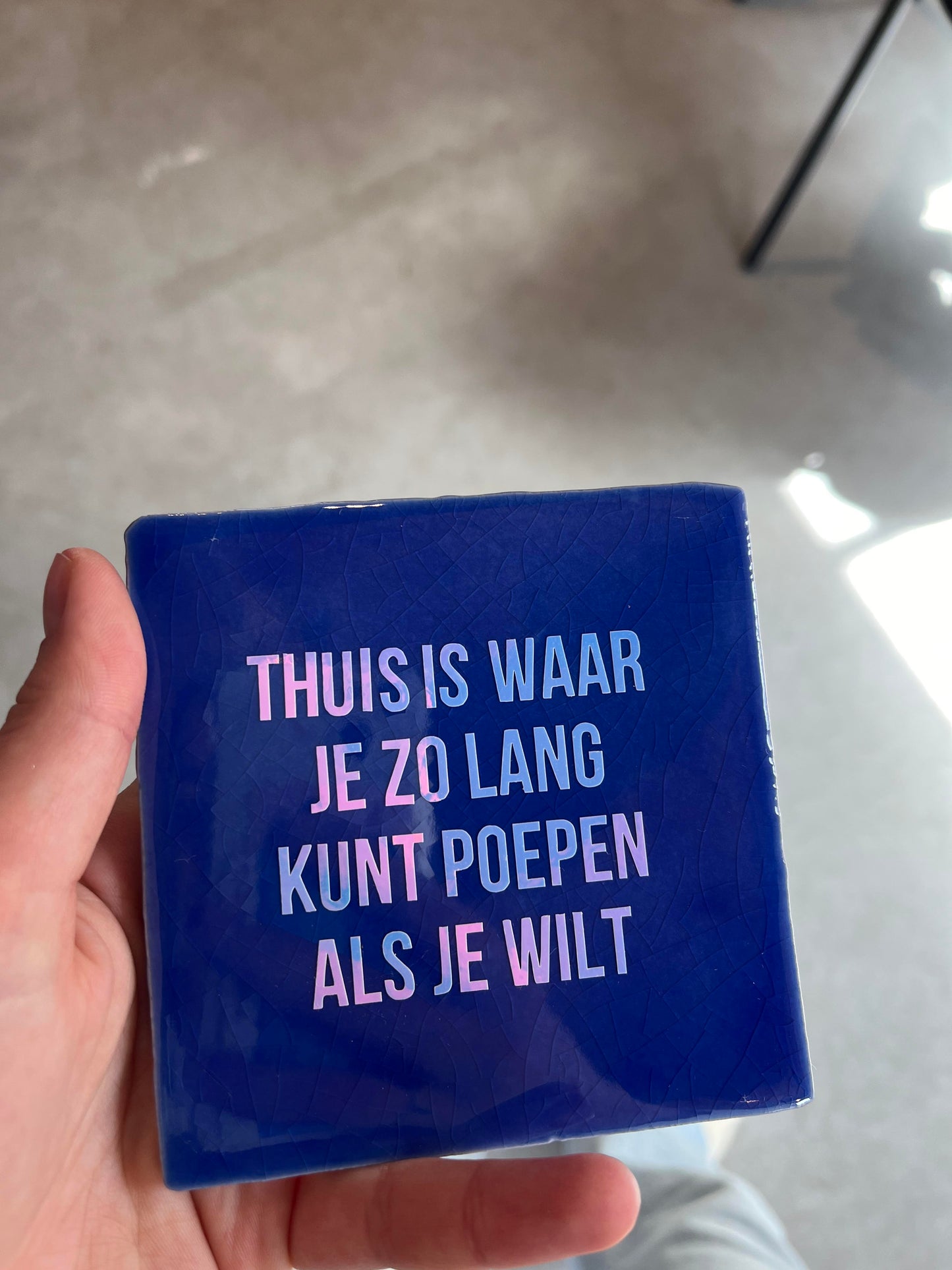 FÍ | Tegeltje (THUIS IS WAAR JE ZO LANG KUNT POEPEN ALS JE WILT)