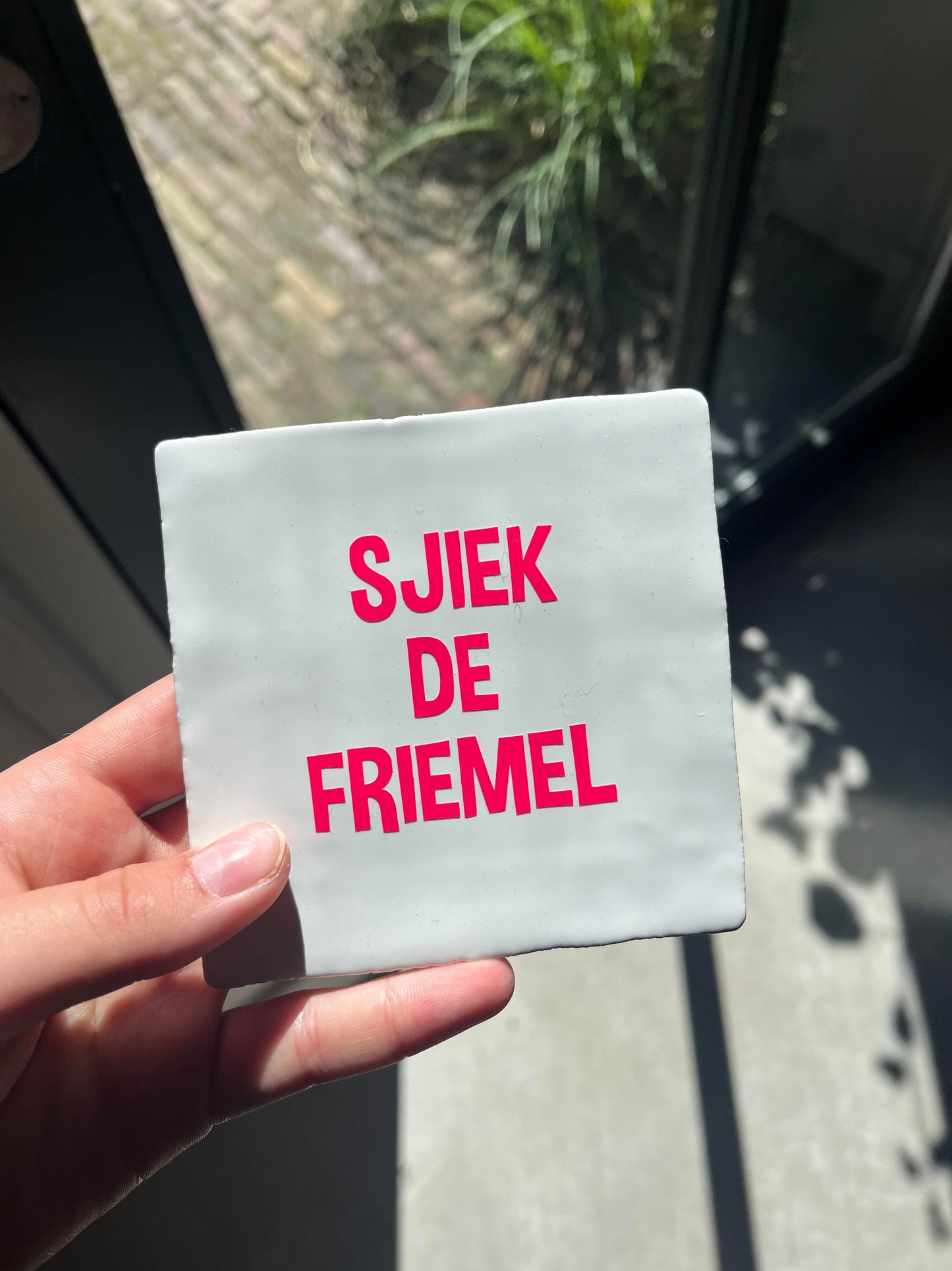 FÍ | Tegeltje (SJIEK DE FRIEMEL)