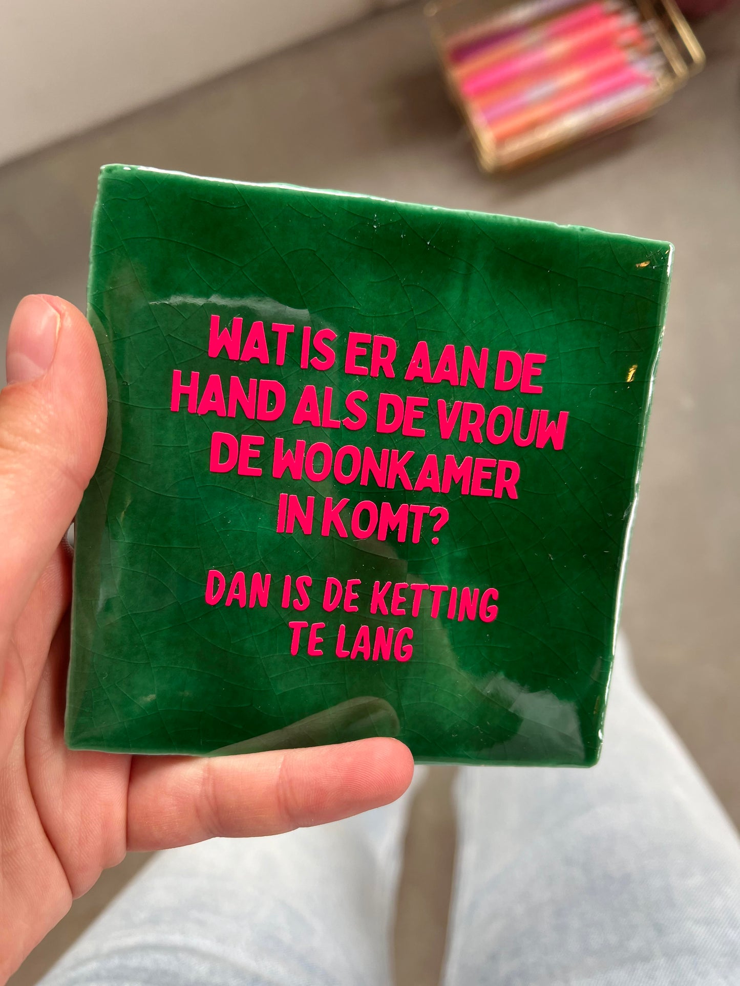 FÍ | Tegeltje (WAT IS ER AAN DE HAND ALS DE VROUW DE WOONKAMER IN KOMT? Dan is de ketting te lang)